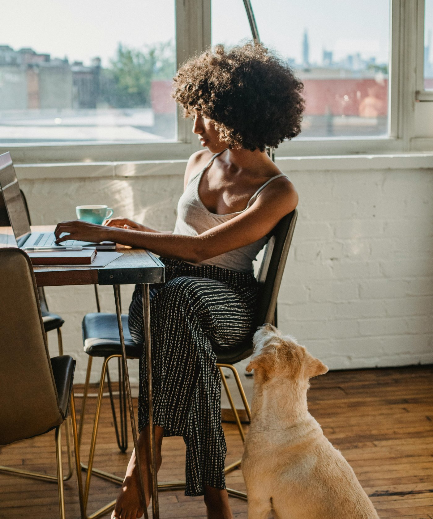 Mujer en terapia online desde casa con su perro